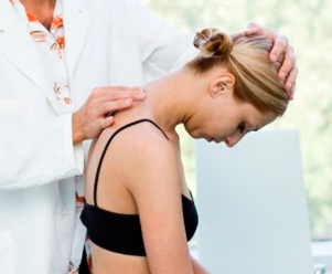 Examen d'un patient atteint d'ostéochondrose cervicale par un médecin