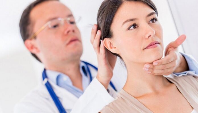 Le médecin examine un patient souffrant de douleurs au cou