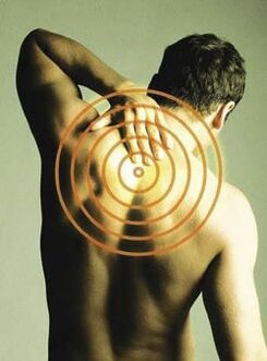 Les maux de dos qui s'aggravent lors de l'inhalation sont un symptôme d'ostéochondrose thoracique